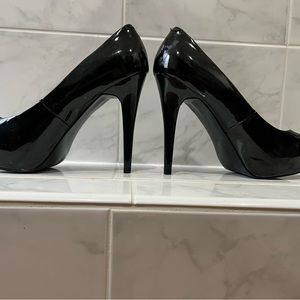 Guess Black pea toe heels.  Classic beauty.